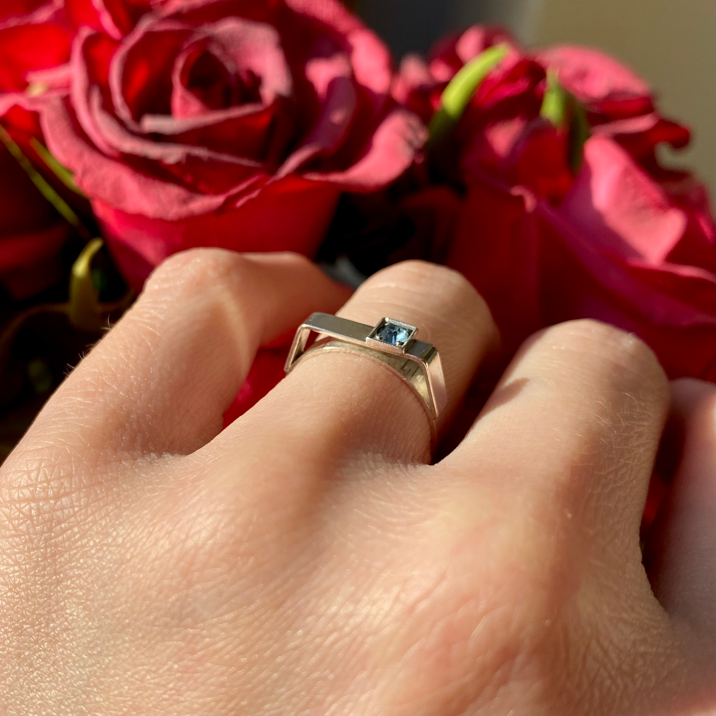 Srebrny sygnet drobny ażurowy niebieska cyrkonia ręczna praca