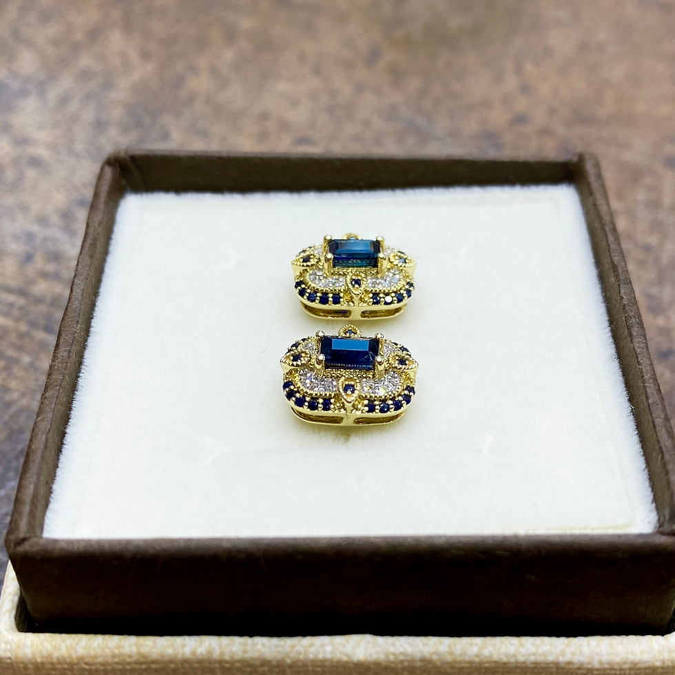 Miniatura: Złote kolczyki w starym stylu z szafirami 0,94 ct i diamentami 0,07ct