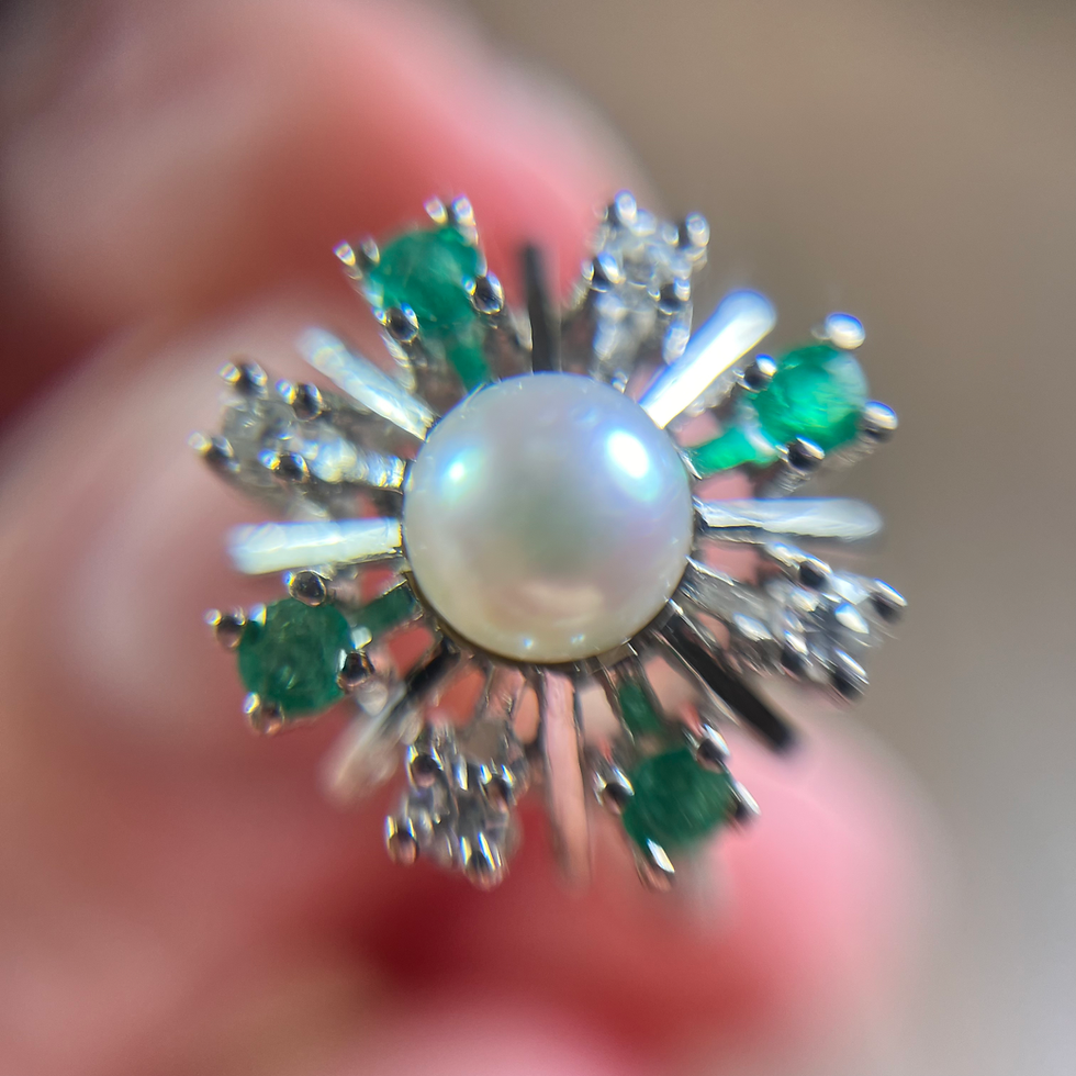 Miniatura: Złoty pierścionek daisy, szmaragdy 0,135ct, diamenty 0,11ct, perła