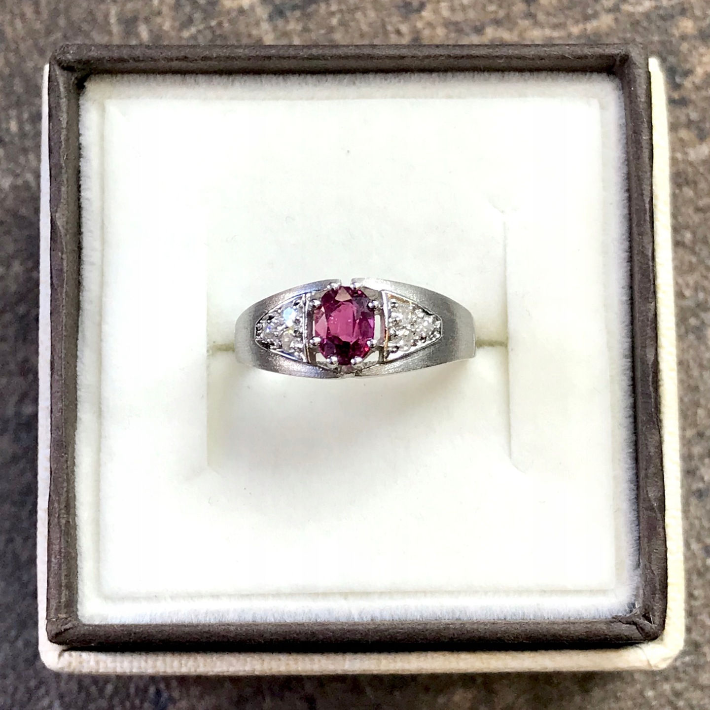 Złoty pierścień sygnet damski rubin diamenty