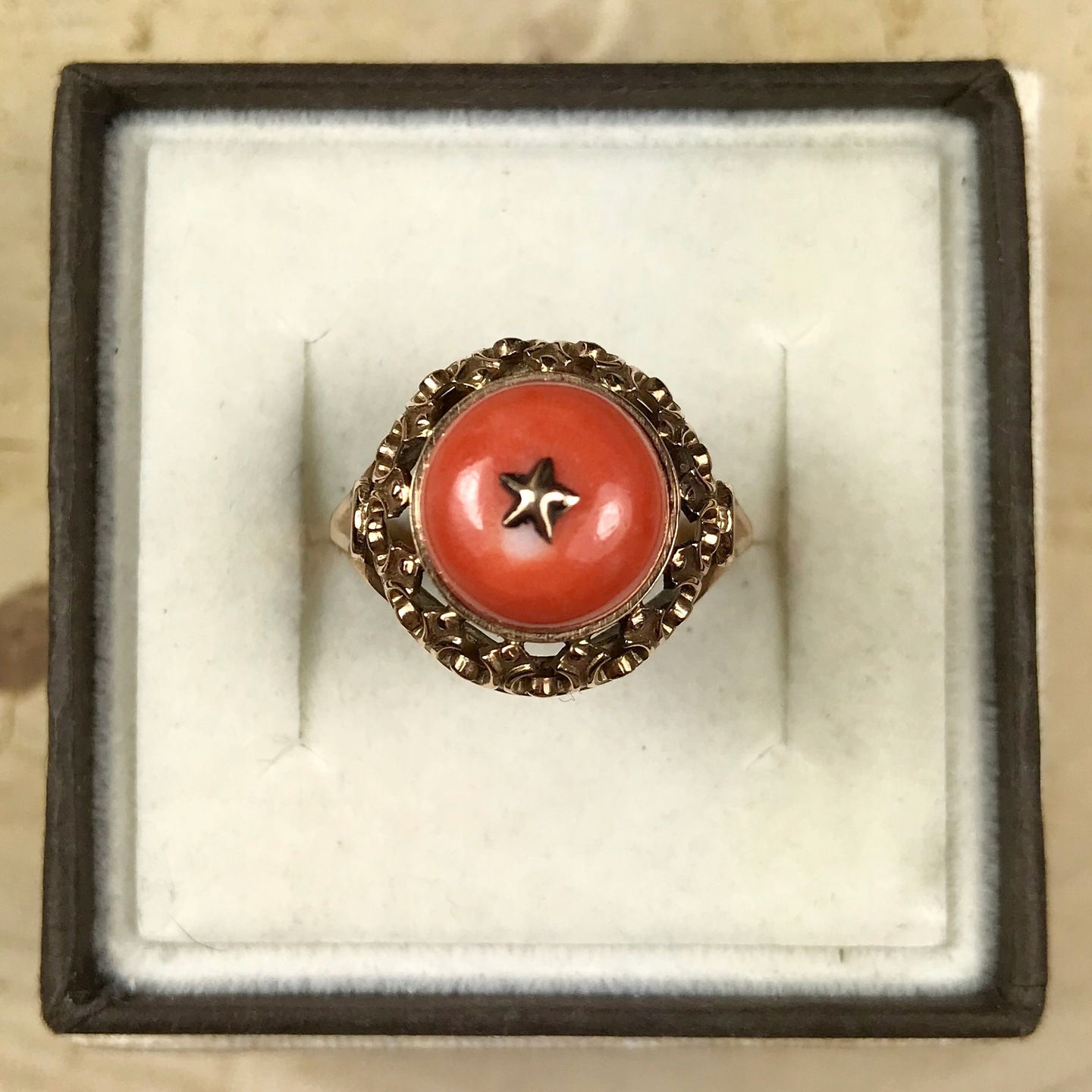 Złoty pierścionek z koralem lata 63-86'