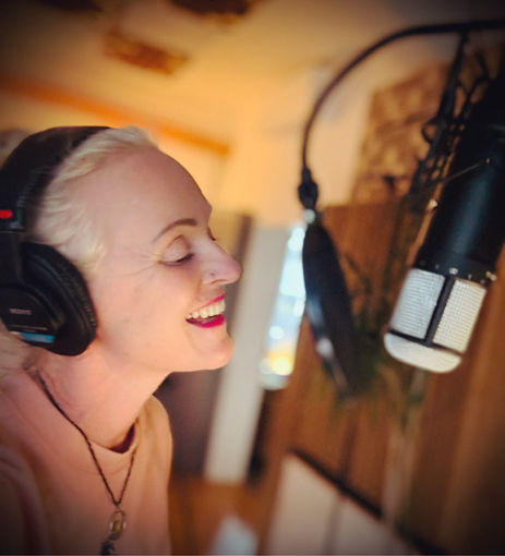 Dark Metal Queen LIV KRISTINE kündigt ihr neues Studioalbum "Amor Vincit Omnia" an