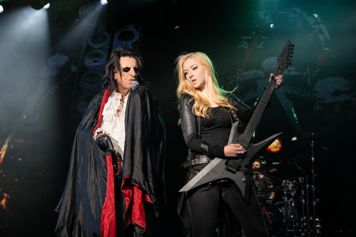 Alice Cooper präsentiert neue Gitarristin Anna Cara