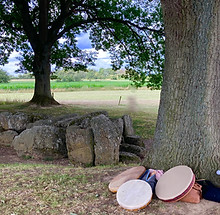 tambours chamaniques au pied d'un arbre à côté du dolmen à Wéris