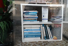 Dans la bibliothèque coquelicot, les personnes endeuillées ou qui accompagnent des proches pendant le deuil trouvent des ouvrages divers et adaptés à toutes les situations : veuvage, perte d'un enfant, fin de vie... Que vous soyez un ami, un aidant, un parent qui souhaite aborder avec ses enfants les questions de la mort et du deuil, vous pouvez emprunter ces ouvrages choisis de poésie, de témoignages, de fiction.