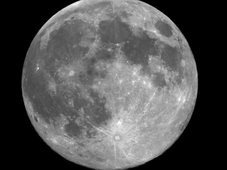 The thousand faces of the full moon