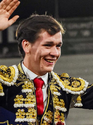 Triunfa Axel López en la novillada en León