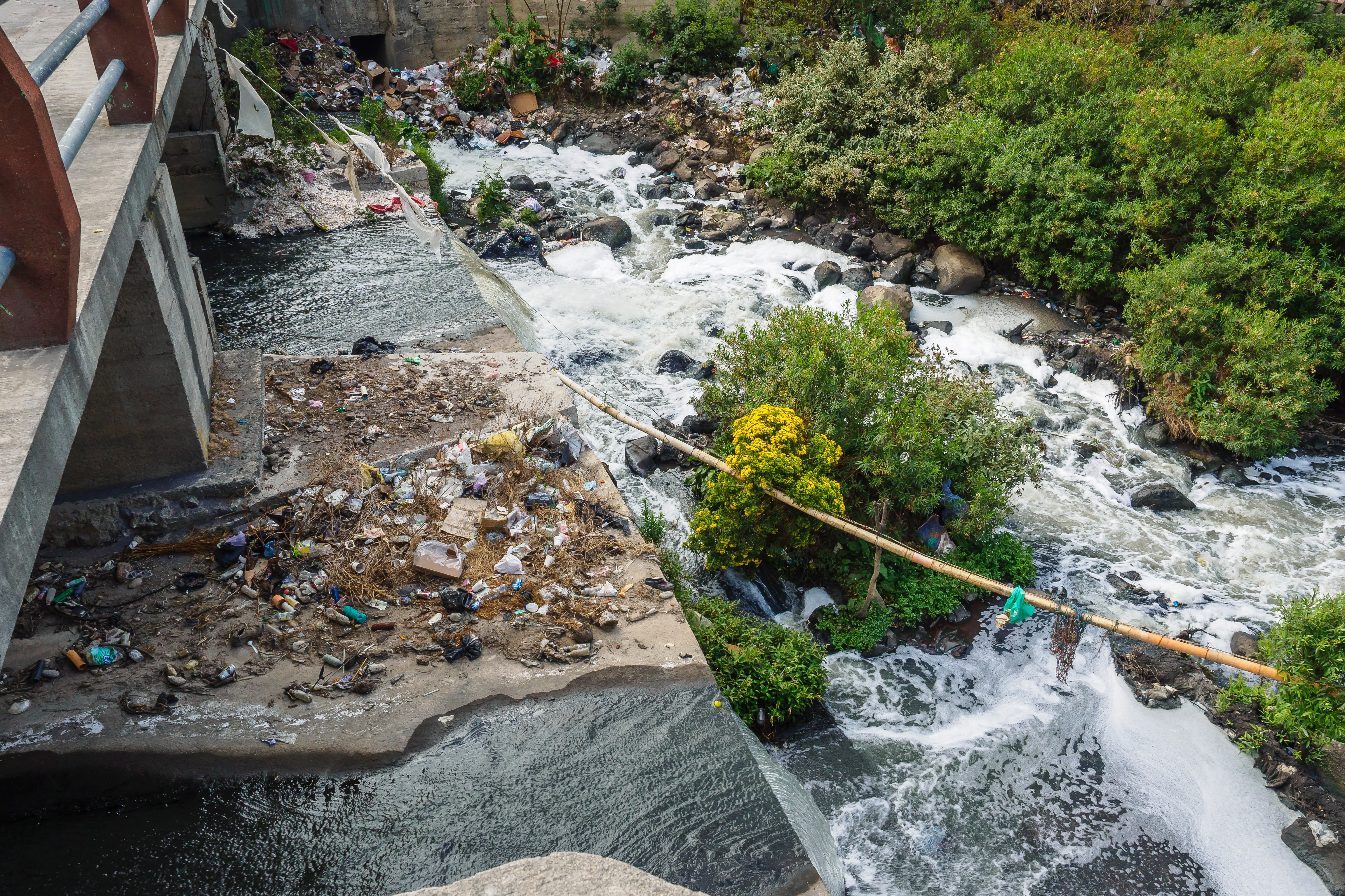 Sungai yang tercemar limbah domestik dan industri