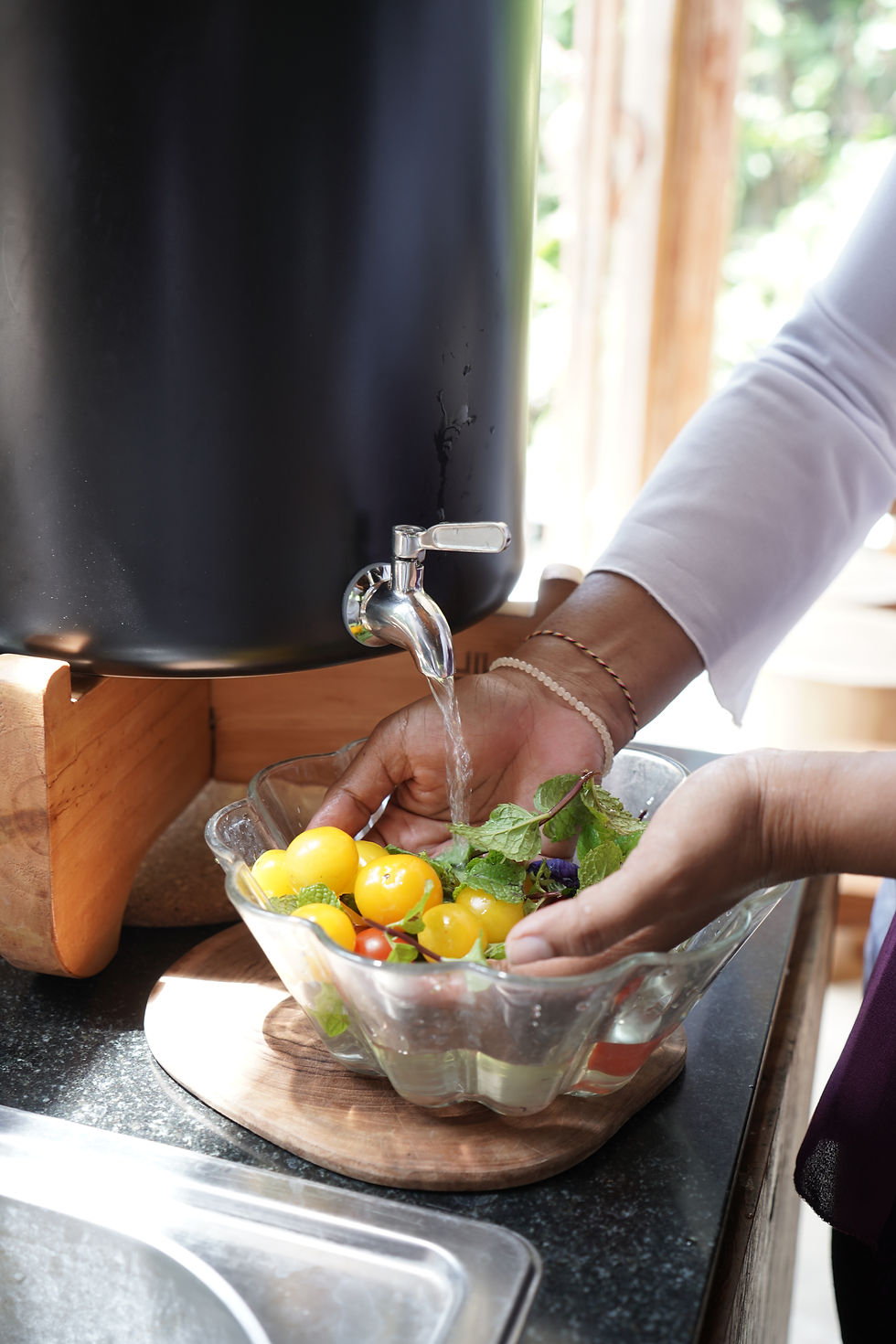 Mencuci Bahan Makanan dengan Air Bersih