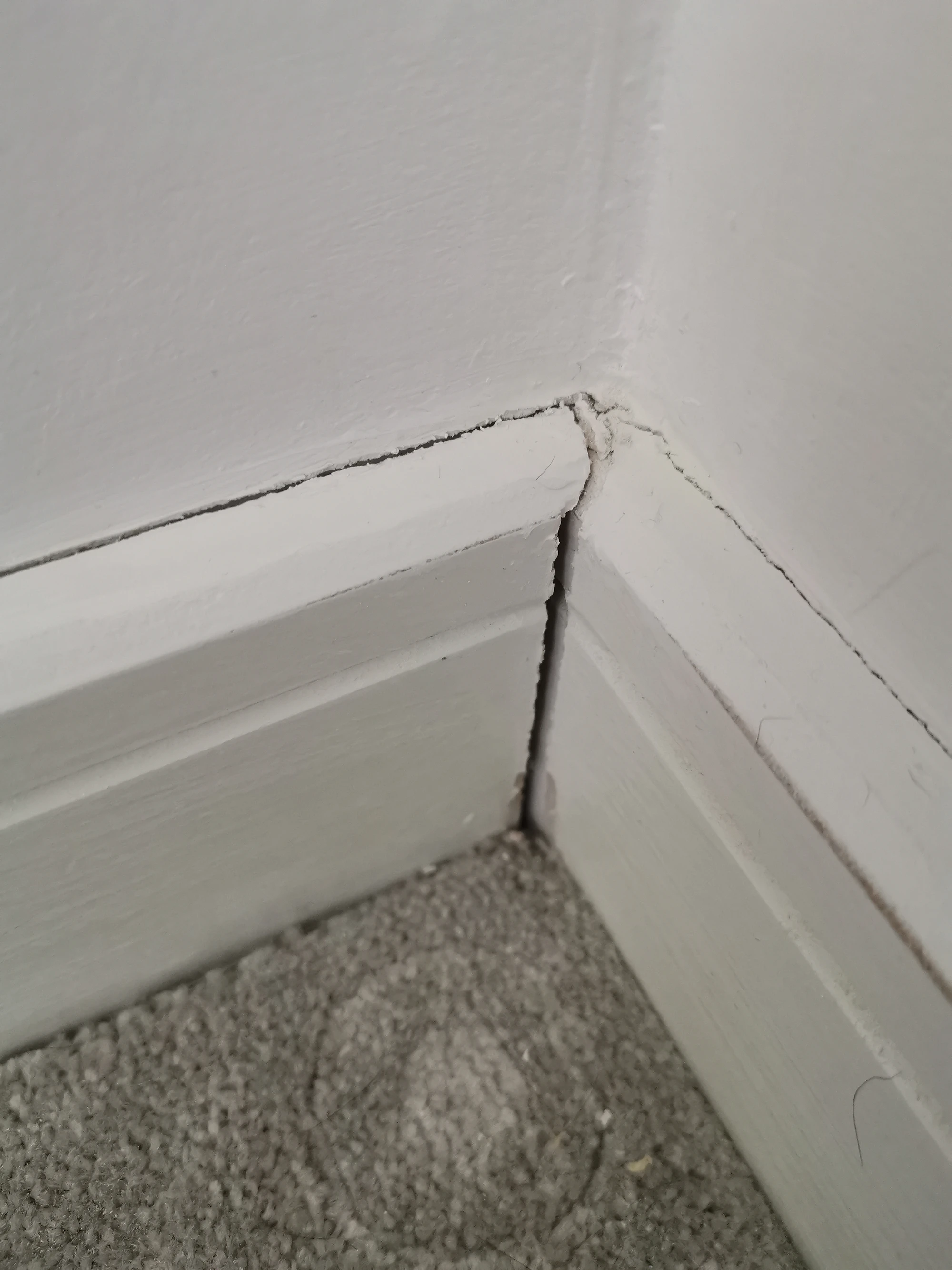 7 Step Guide To Filling Gaps And Cracks In Skirting Board