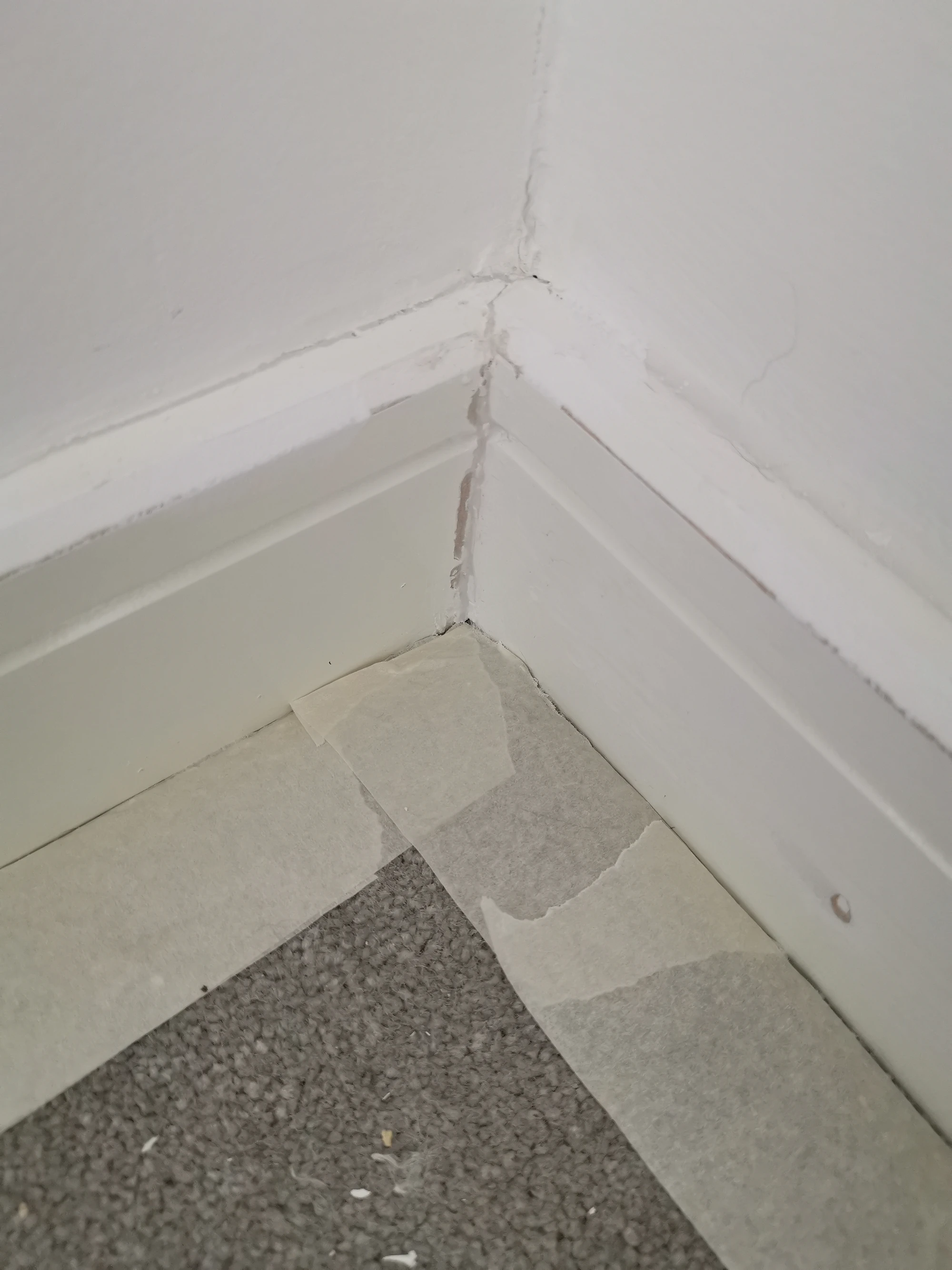 7 Step Guide To Filling Gaps And Cracks In Skirting Board