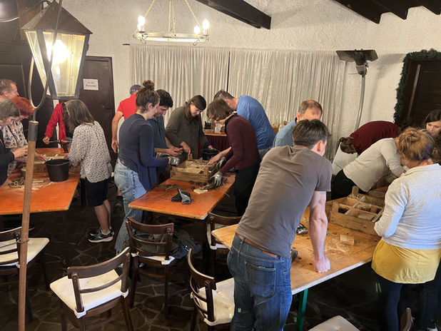 Teamevent Insektenhotel Bauen - Füllen der Holzkisten mit Füllmaterial 6.jpg