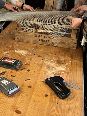 Teamevent Insektenhotel Bauen - Befestigung mit Kaninchendrath .jpg