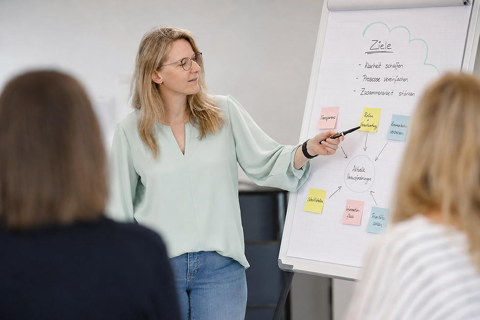 Karin Ulka bei der Arbeit am Flipchart
