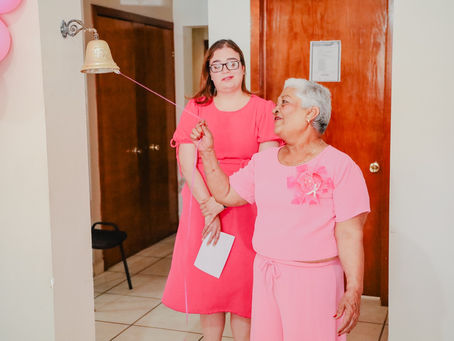 DOS MUJERES TOCAN CAMPANA EN EL INSTITUTO MUNICIPAL DE MUJERES TRAS VENCER EL CÁNCER.