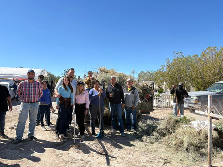 GOBIERNO MUNICIPAL DE CAMARGO Y MAS 40 PERSONAS APOYARON CON LIMPIEZA DE PANTEÓN ESTE 2 DE NOVIEMBRE.