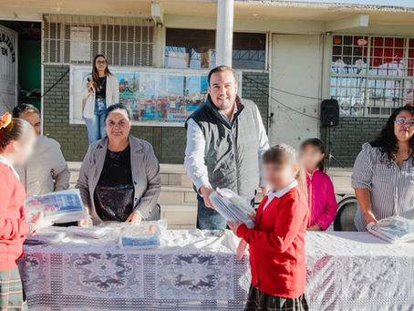 JORGE ALDANA ENTREGA ÚTILES ESCOLARES EN TURNO MATUTINO DE LA ESCUELA BENITO JUÁREZ.