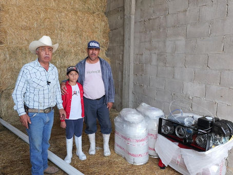 ENTREGAN ORDEÑADORAS A PRODUCTORES DE ALTA VISTA.