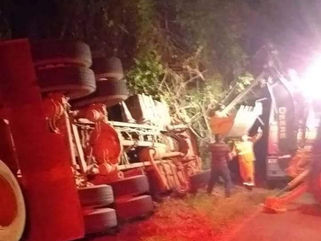CAMINHÃO TOMBA E DEIXA FERIDOS EM INGAÍ