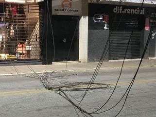 PM REGISTRA ACIDENTE DE TRÂNSITO E ESTRAGOS EM FIAÇÃO APÓS CIRCULAÇÃO DE CARRETA TURÍSTICA EM LAVRAS