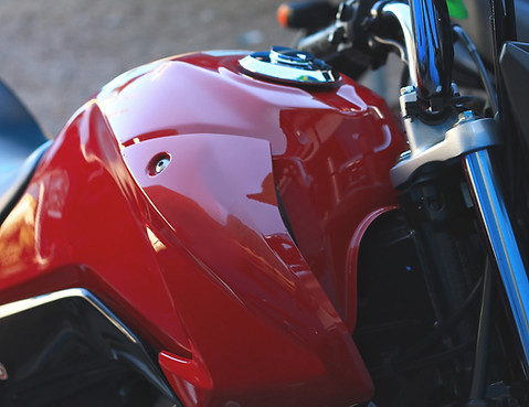 Réservoir de moto rouge