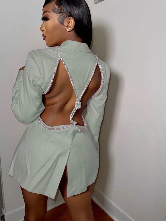 Thumbnail: Woman wearing a green dress with open back in studio, Madame Curves