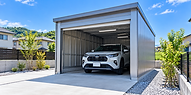 6青空の下のモダンガレージと白いSUV.png