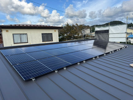 屋根に設置された太陽光パネル