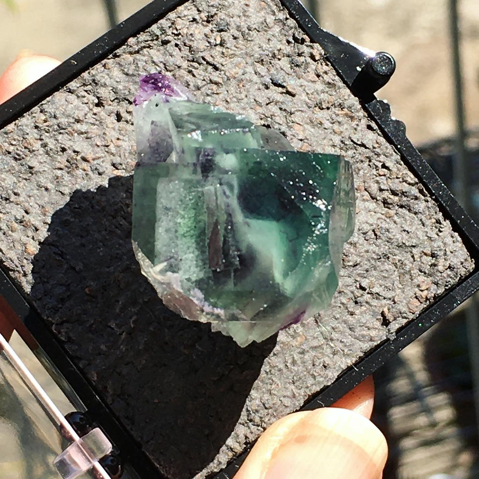 サムネイル： Fluorite , Inner Mongolia | 綠寶石幻影 內包裹 綠螢石 標本