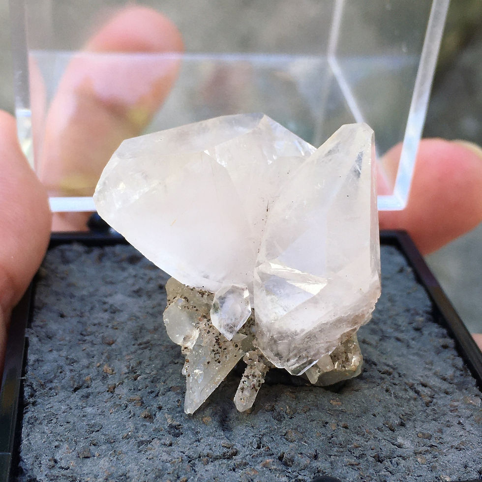 サムネイル： Pink Calcite | 粉方解石 雙子 白水晶 共生 帶底岩 標本