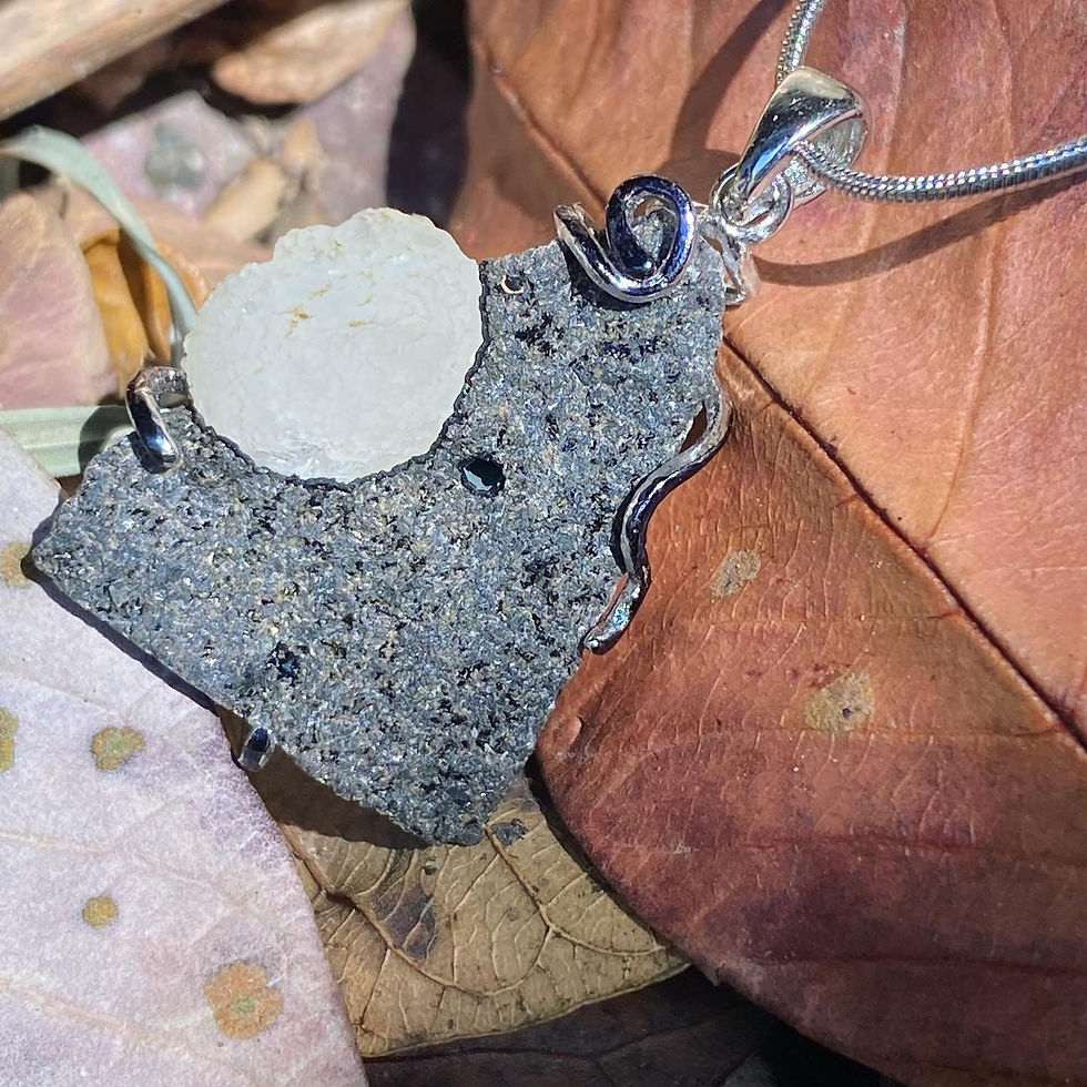 Thumbnail: Calcite | 方解石 原石 球形 標本 頸鏈 MIN65