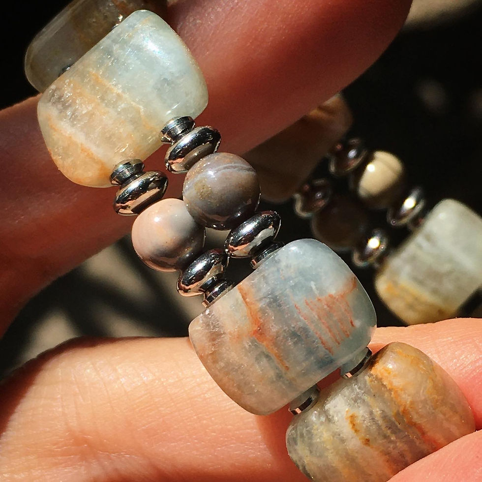 サムネイル： Calcite | 帶岩藍色方解石  戈壁彩泥玉 手鐲