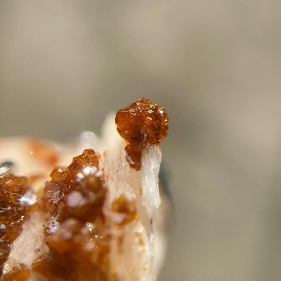 縮圖：Vanadinite on Barite | 花形 鑽石級 釩鉛礦 標本 頸鏈 MIN40