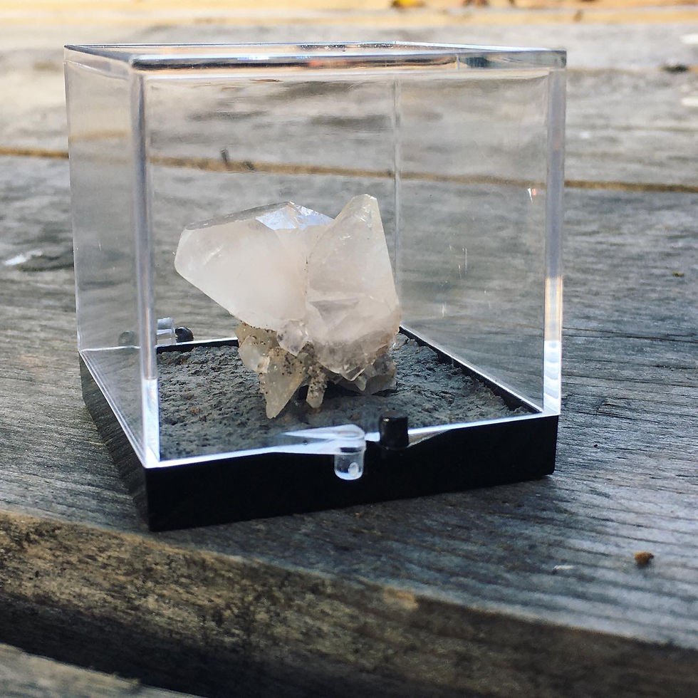 サムネイル： Pink Calcite | 粉方解石 雙子 白水晶 共生 帶底岩 標本