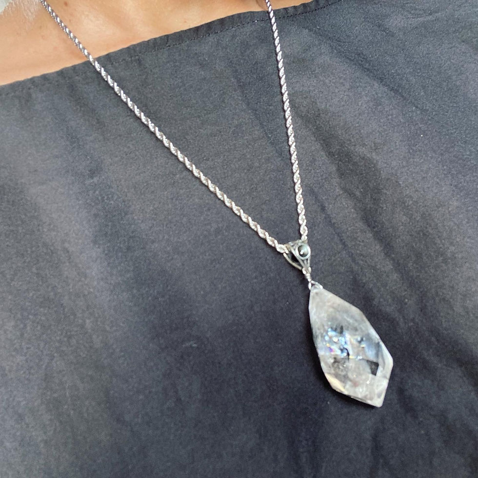 縮圖：Chalcopyrite and Rainbow in Quartz | 彩虹 白水晶 黃銅礦 共生 頸鏈
