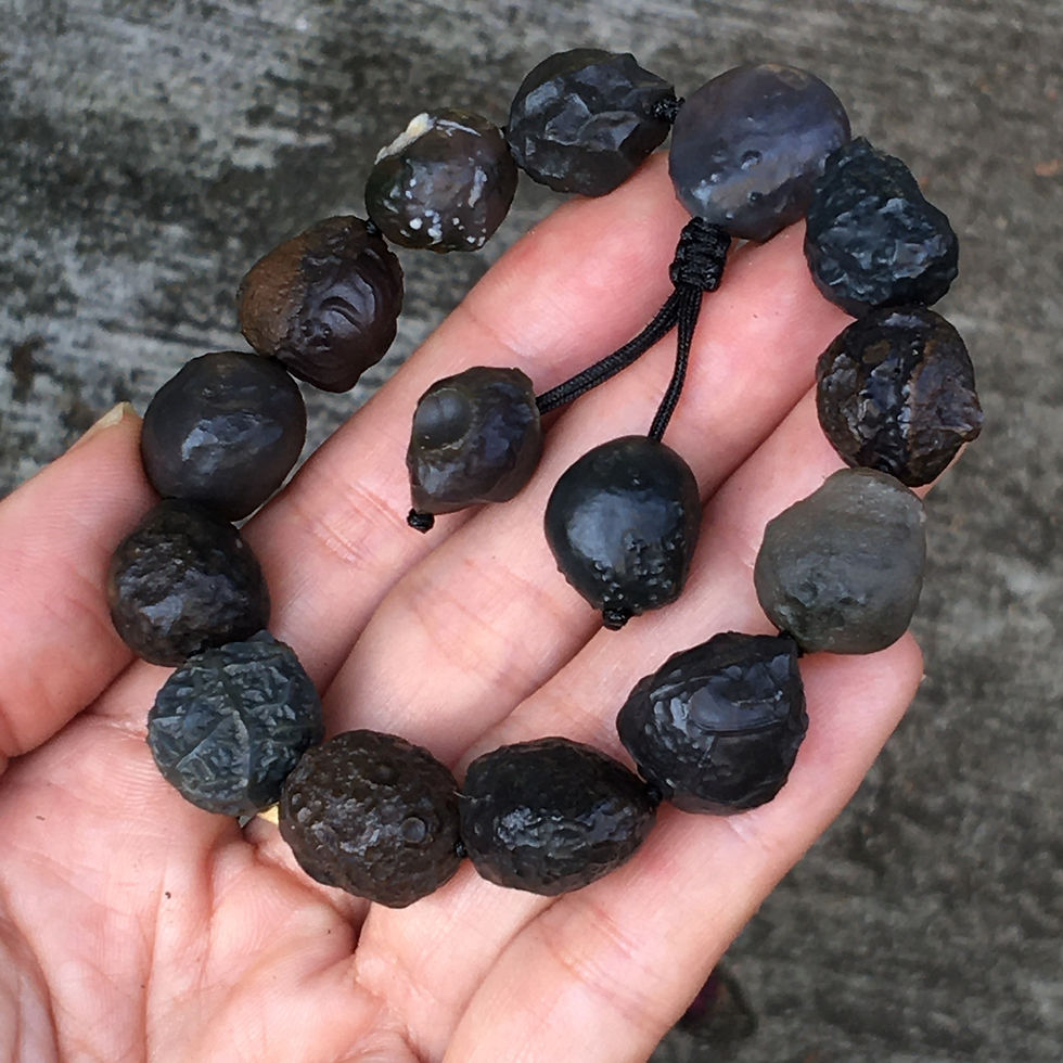 サムネイル： Coming Soon | Gobi Agate | 天然原石 戈壁瑪瑙 灰紫筋脈 手鏈