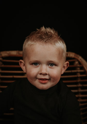 Een puur portret van een vrolijk jongetje, pure portret fotografie, portret fotograaf, kinderen portretten in Zeewolde