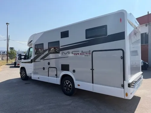 Fiancata laterale sinistra camper nuovo McLouis MC4 360