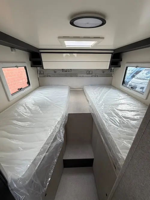 Letti gemelli camper McLouis MC4 Slim 339 zona notte spaziosa