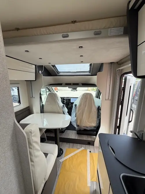 Zona giorno 4 posti nel McLouis Slim 331 – coppia o famiglia