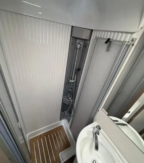 Blu Camp Ocean 654 mansardato dettaglio box doccia