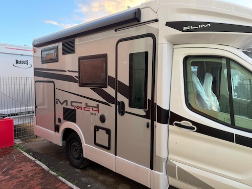 McLouis MC4 Slim 331 automatico 2026 vista esterna camper semintegrale compatto