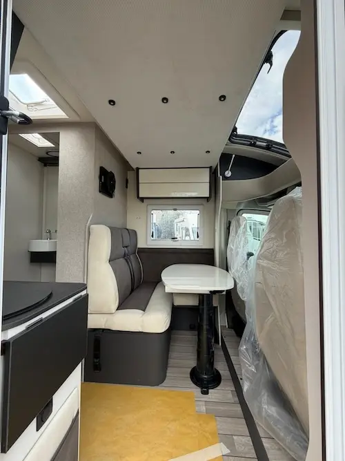 Dinette camper McLouis MC4 Slim 339 spaziosa con tavolo traslabile