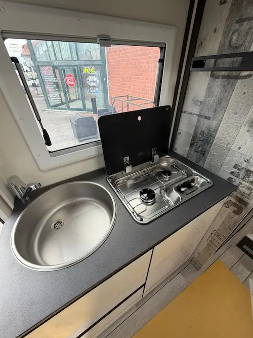Cucina camper McLouis MC4 Slim 339 con piano cottura e lavello
