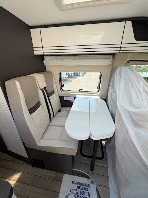 Dinette per 4 persone camper van Mclouis stagione 2027 pronta consegna
