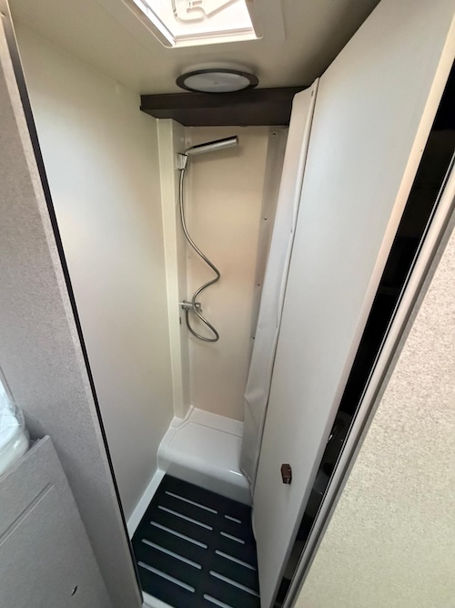 Doccia interna camper McLouis MC4 Slim 331 bagno compatto