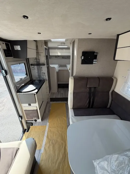 Interno dinette camper nuovo McLouis MC4 365 Fiat