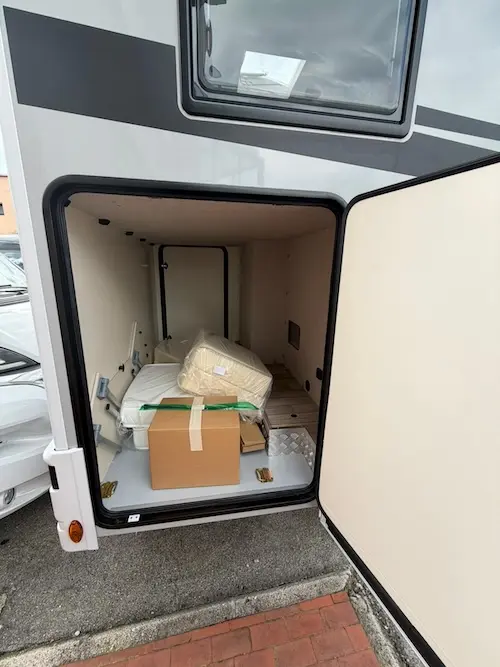 Garage posteriore camper McLouis MC4 Slim 339 con accesso laterale