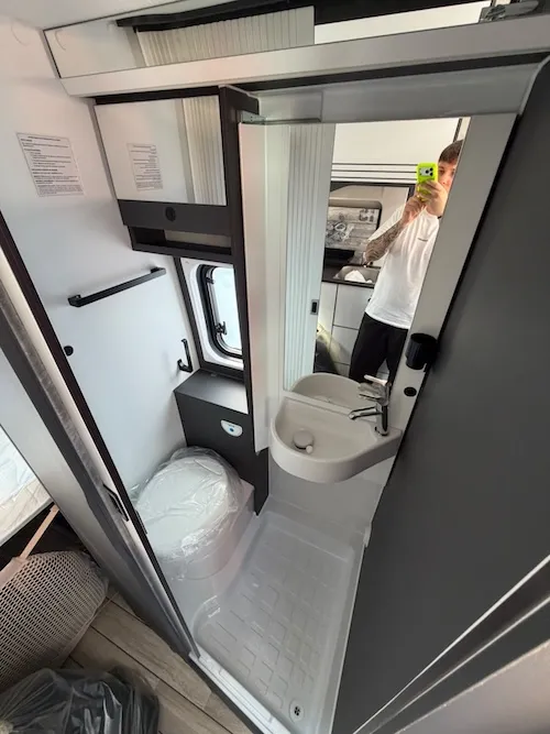 Bagno completo van camper nuovo McLouis Yearling 3