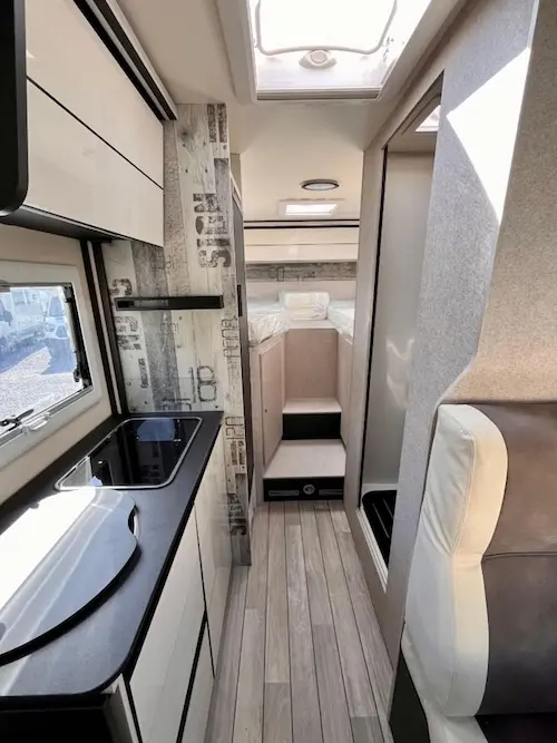 Camper compatto McLouis Slim 339 con larghezza 2,15 metri